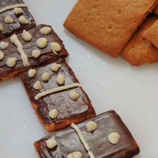 HOMEMADE GRAHAM CRACKERS