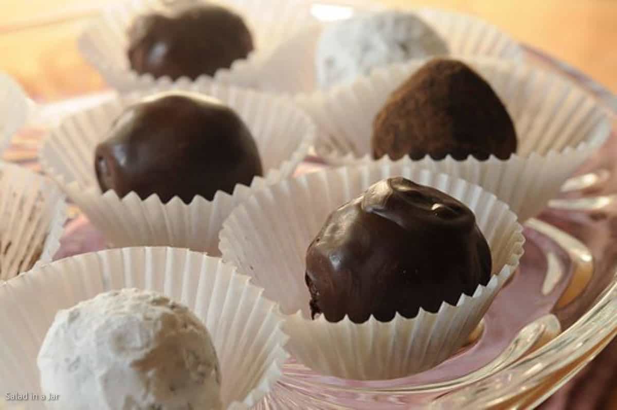 truffles coated with chocolate and others with powdered sugar