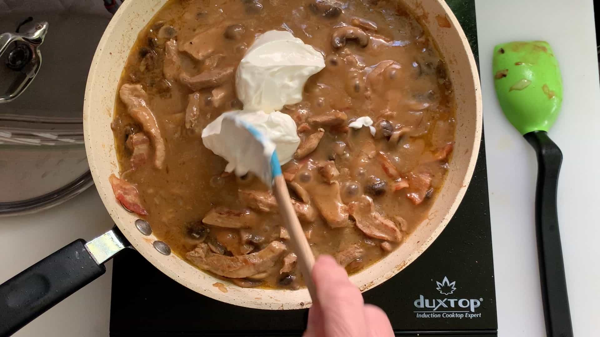 Making the gravy and adding the sour cream.