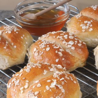 HONEY-OATMEAL DINNER ROLLS