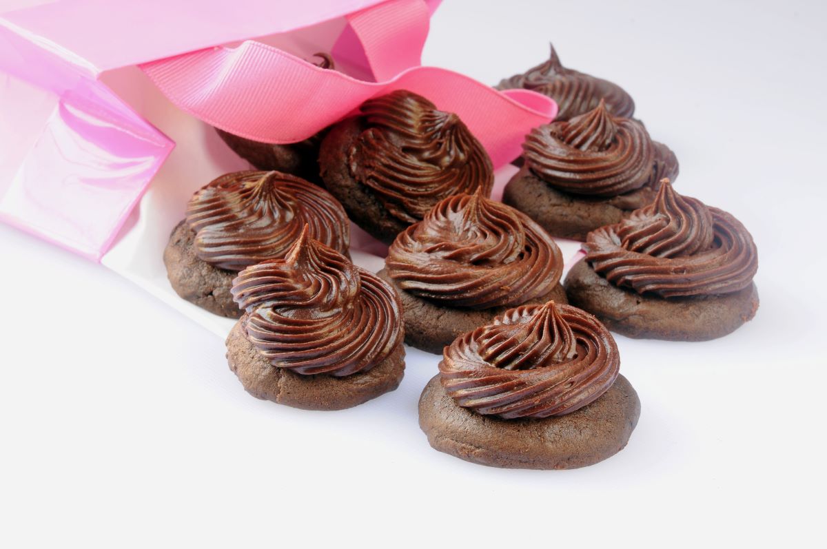 best chocolate cupcake tops with a pink bag