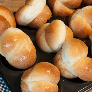 CORNMEAL DINNER ROLLS