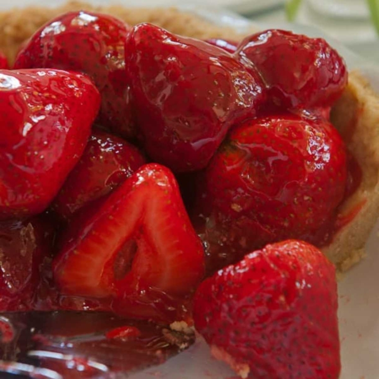 Fresh Strawberry Pie with Jello in the Glaze