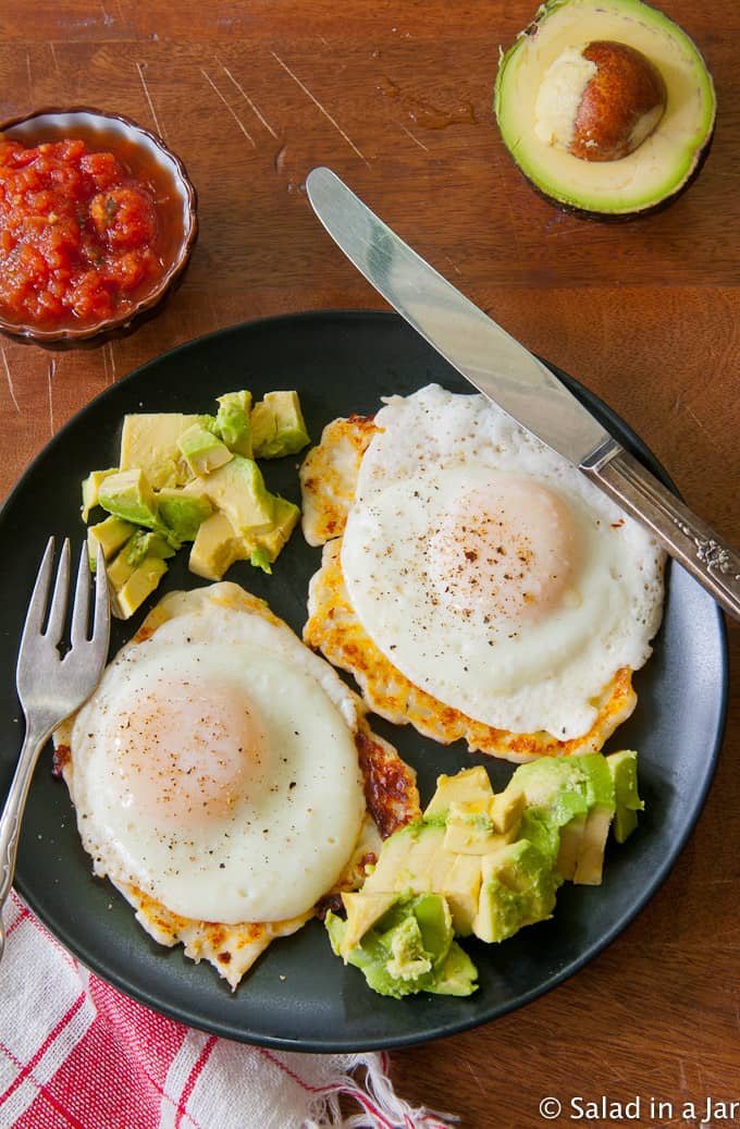 Egg-Topped Fried Cheese With Avocados: Jumpstart Your Day