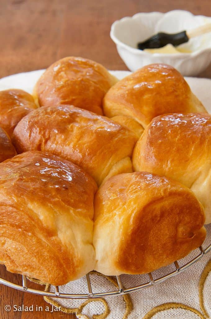 soft dinner rolls baked and ready to eat.