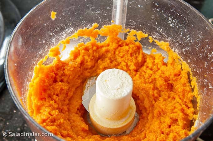 Cooked carrots processing in a food processor