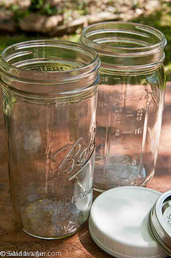 Straight Sided Glass Jar 16 oz w/ Gold Lid