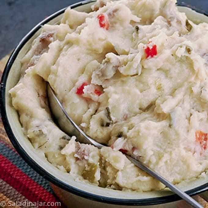 Cheesy Jalapeno Mashed Potatoes (No Gravy Needed) are similar to the Papas con Chile at Abuelo's. They can be made a day ahead of time. #mashedpotatoes #Abuelo's #cheese