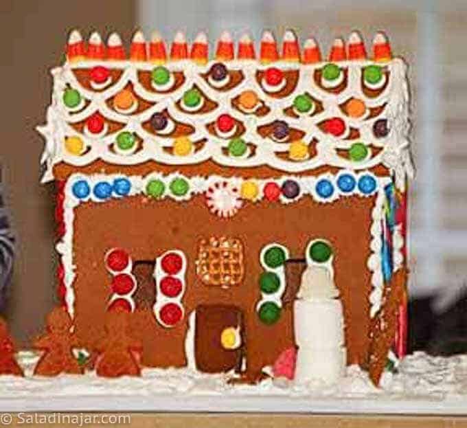 a very simple gingerbread house house.