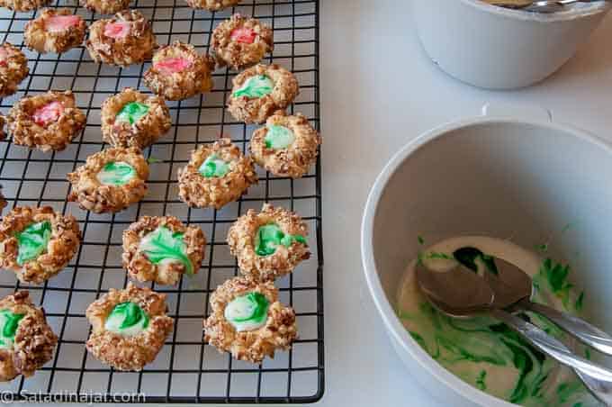 using spoons to make icing