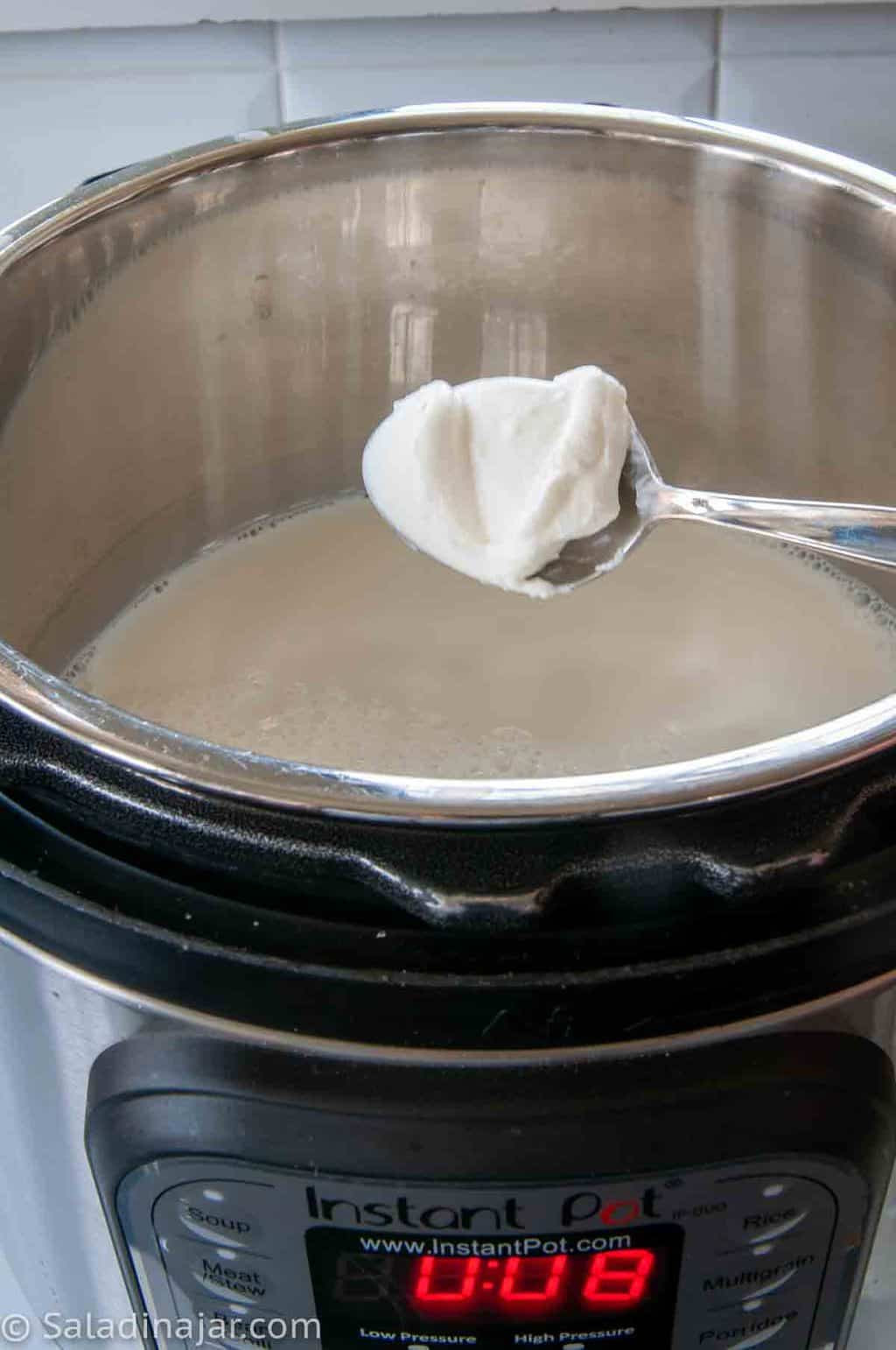 shows two ways to use the an instant pot to incubate yogurt.