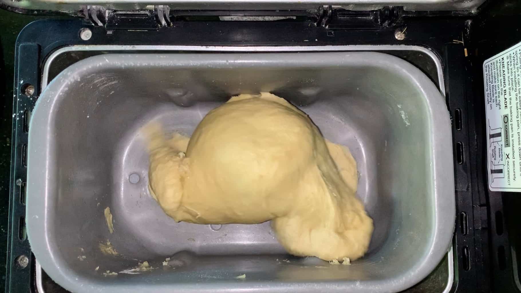 As the kneading phase gets close to the end, the bread should be shiny and elastic.