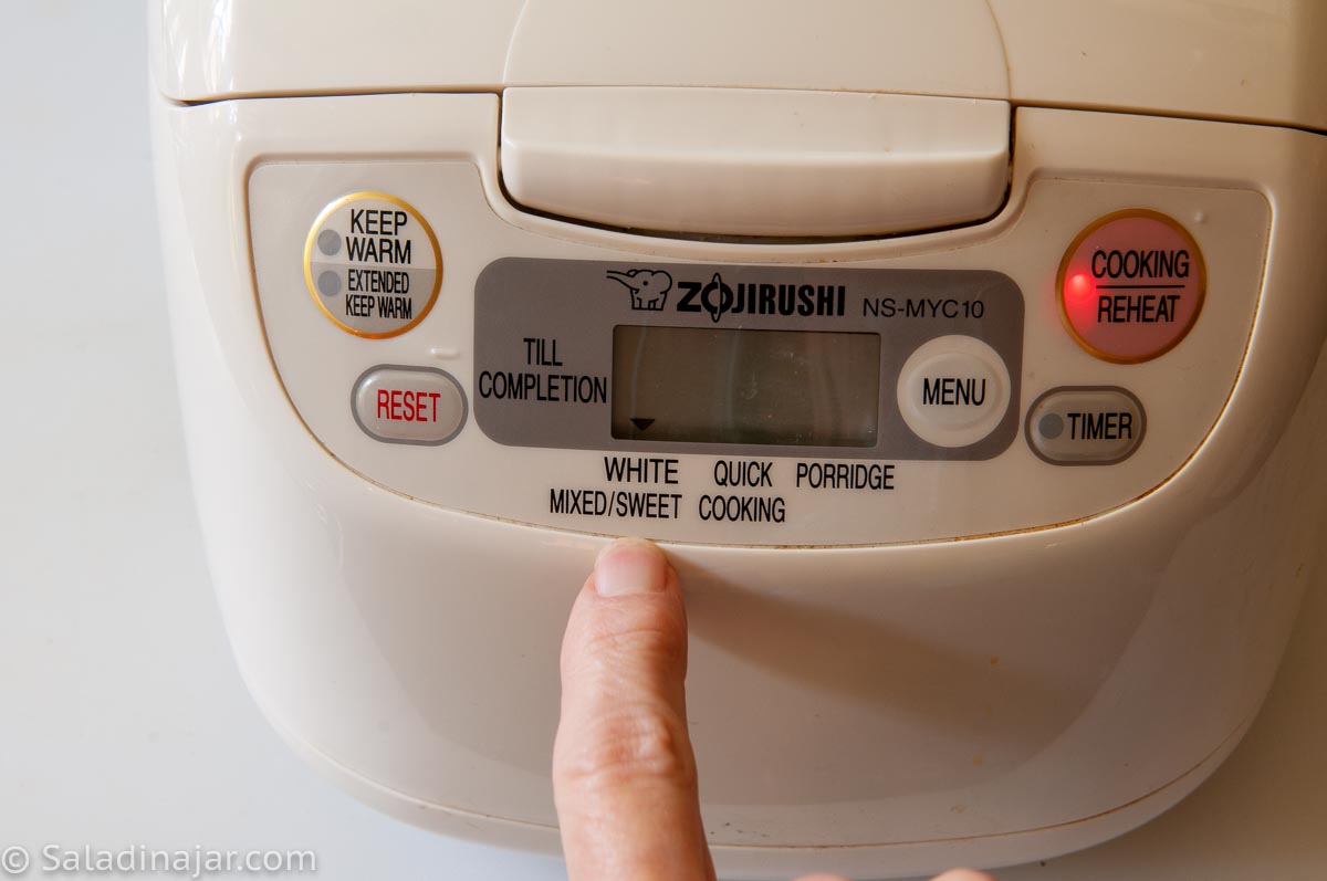 setting the rice cooker.