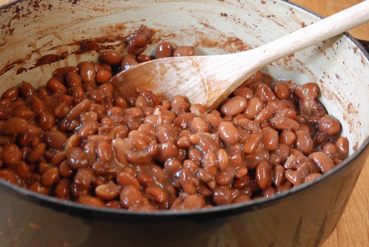 pot of cooked pinto beans