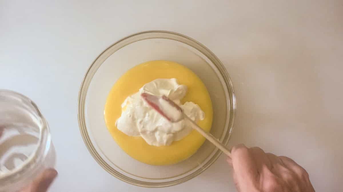 Incorporating crème fraîche into lemon curd.