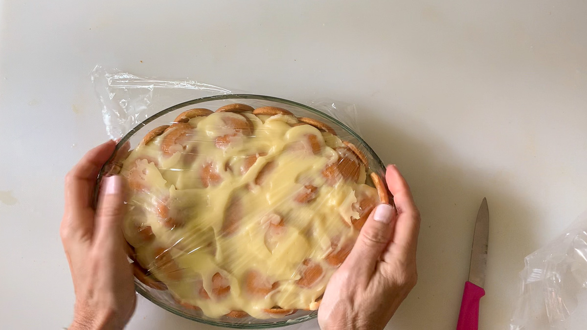 covering banana pudding with plastic wrap
