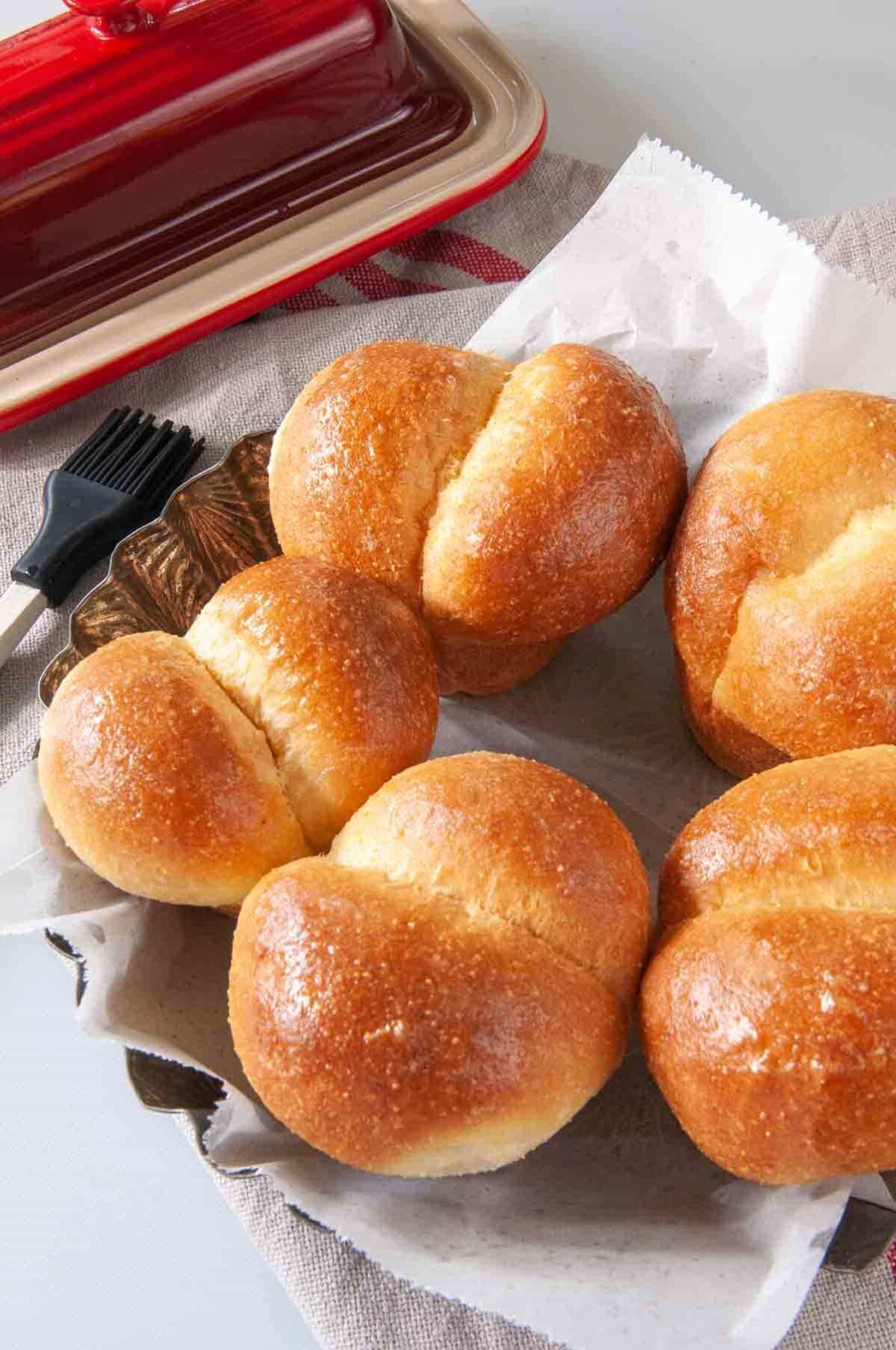 baked and buttered cloverleaf rolls with only two parts.