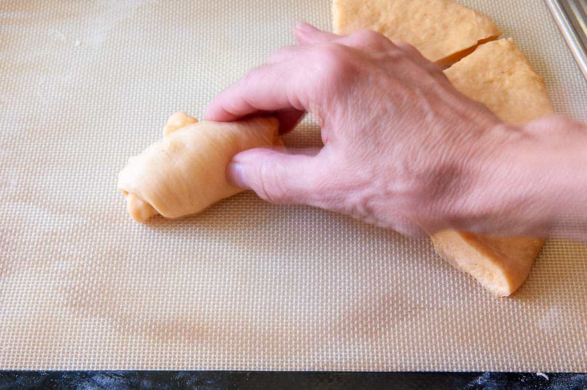 Make the rolls by starting from the side end and rolling toward the point.