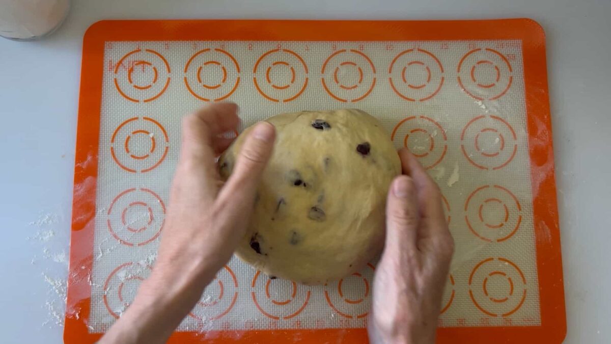 Compress the bubbles with light kneading and shape into a smooth ball.