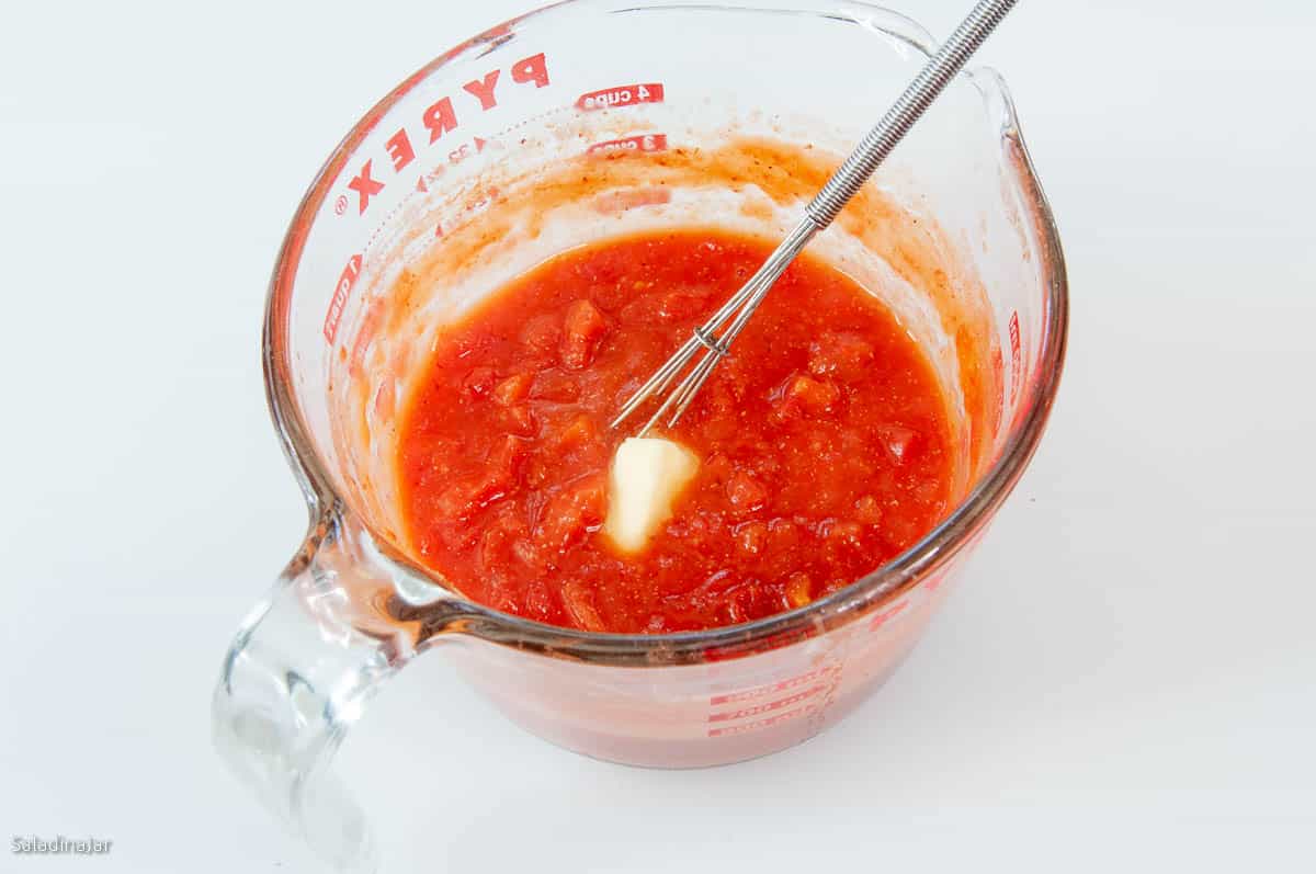 Adding butter to cooked tomato gravy