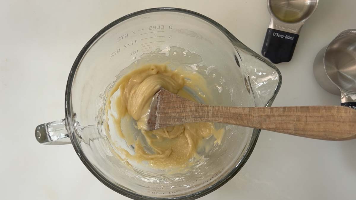 Combine the oil and flour until smooth.